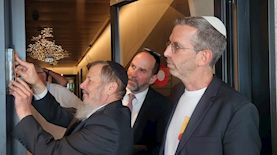 קביעת מזוזה בראובני פרידן, צילום: יחצ